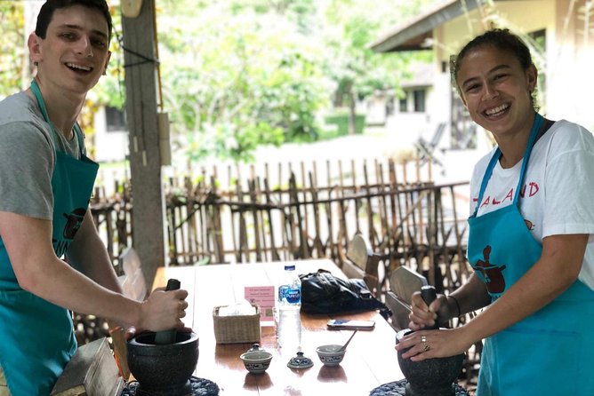 Private Dinner Cooking Class with Benny in Chiang Mai - Logistics and Comfort: Timing, Walking, and Private Vehicle Pickup