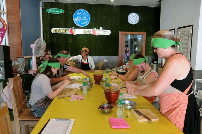 Private food Tour + Sightseeing +Thai Cooking class - Dinner and comfort details that prevent a rough day