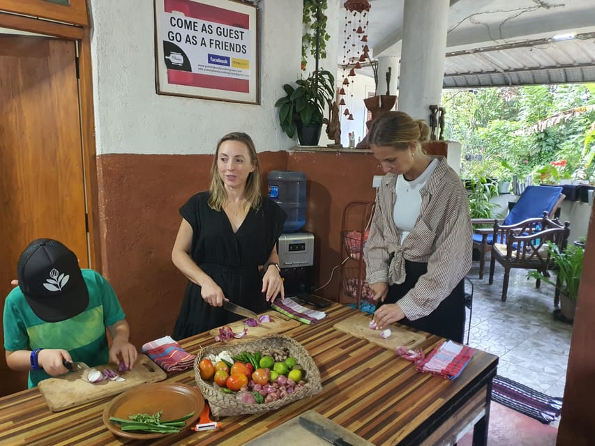 Private Traditional Sri Lankan Cooking Class in Kandy - Logistics in Kandy: Hotel Pickup, Tuk-Tuk or Van, and a Tight Time Window
