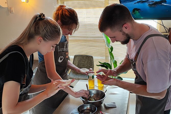 Ramen & Dumpling Cooking in Tokyo with Chef/Vegan possible - A residential Nerima setting that changes the Tokyo feel