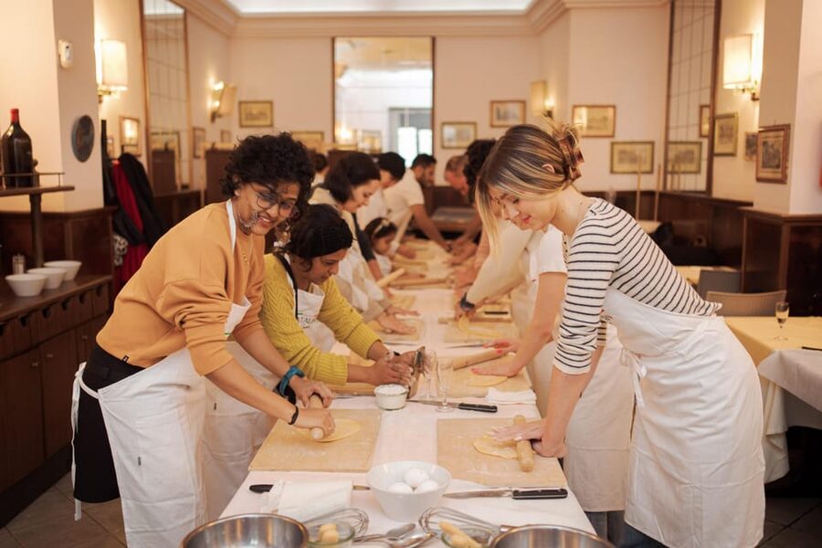 Rome: Fettuccine Pasta Cooking Class in Rome's City Center - Where You Start: Ristorante Tucci and Getting Oriented Fast