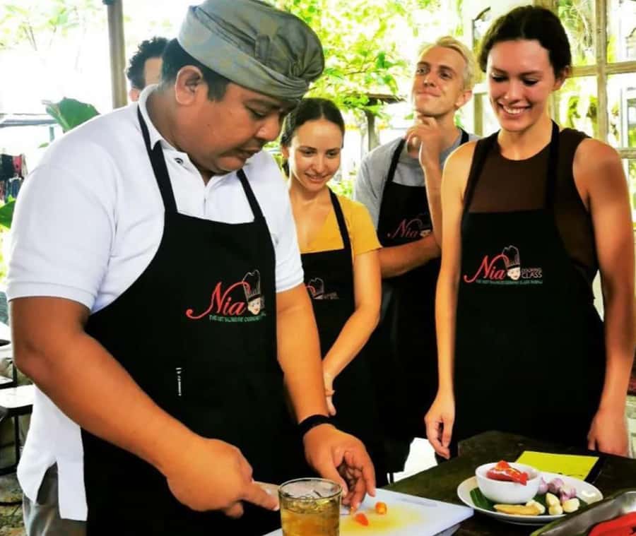 Seminyak : cooking class traditional food bali - Afternoon class: no market tour, but dinner makes it a smooth late-day plan