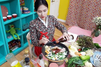 Seoul: Korean Cooking Class at a Local Home and Market Tour - The local home setup: welcome drink, cooking stations, and stair reality