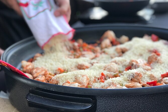 Sevilla: Rooftop Paella Cooking Class & 30-minute expert Q&A - Going up to the third floor (important logistics)