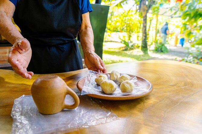 Sloth Tour in La Fortuna and Tortillas Cooking Class - Sugarcane pressing and fresh cane juice: the fun pause you’ll taste