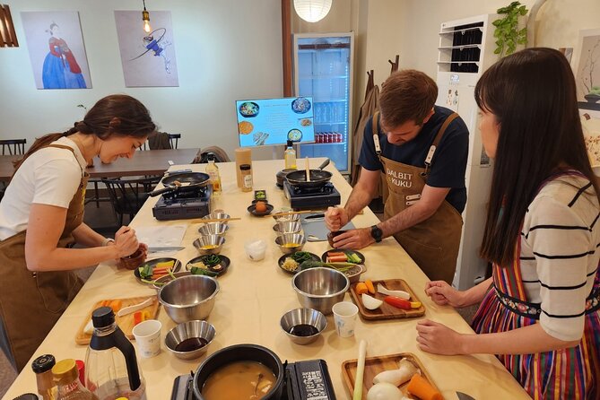 Traditional Korean 6-Dish Cooking Class + Hidden Alley Tour Seoul - Eating together like a Korean family meal