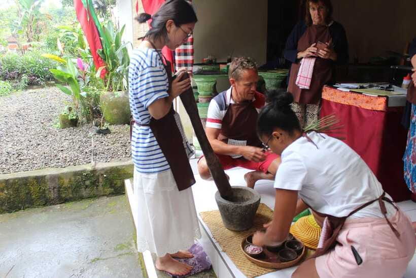 Ubud : Vegetarian & Vegan cooking class with market visit - Hands-on Balinese cooking: making the dishes yourself