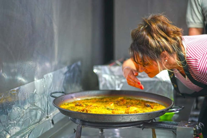 Valencia: Traditional Paella Cooking Class and Dinner - Stepping In at Derecha 2 and Finding the Real Kitchen Vibe