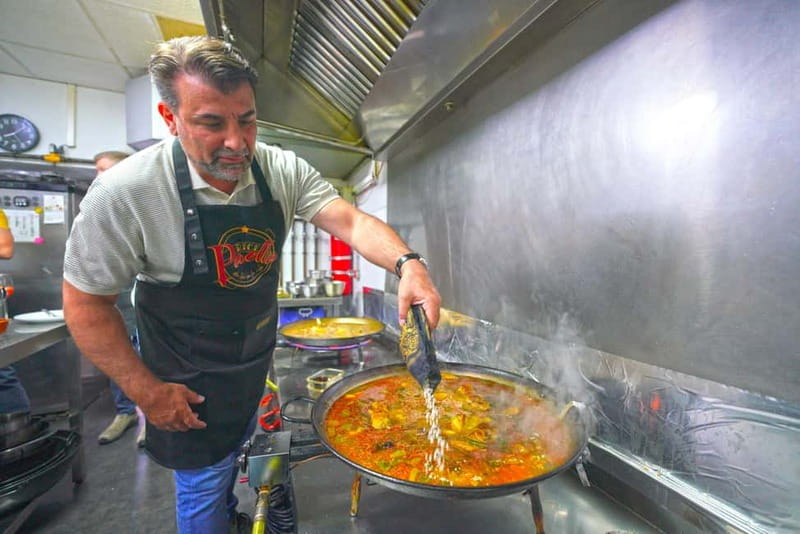 Valencia: Traditional Paella Cooking Class and Dinner - Meeting point: Derecha 2 in central Valencia