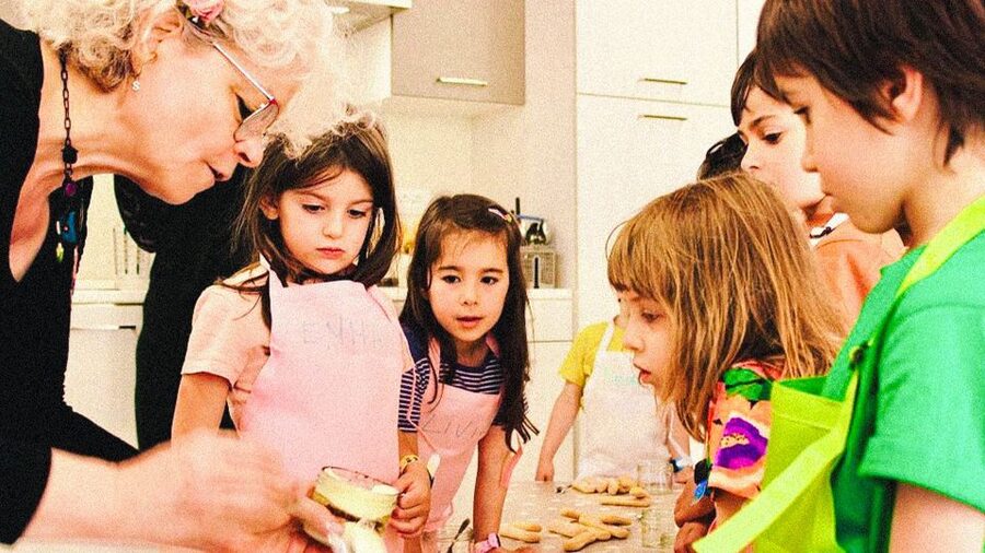 Venice: Traditional Home Cooking Experience - Meeting Rosa in a colorful home kitchen