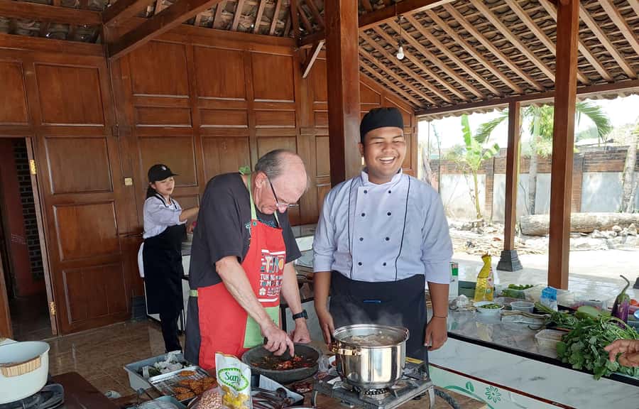Yogyakarta: Javanese Cooking Class & Market Tour - Getting there, what to bring, and small rules that matter