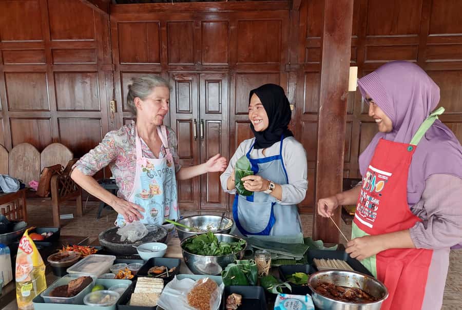 Yogyakarta: Javanese Cooking Class & Market Tour - The Javanese house kitchen: cooking class atmosphere that feels personal